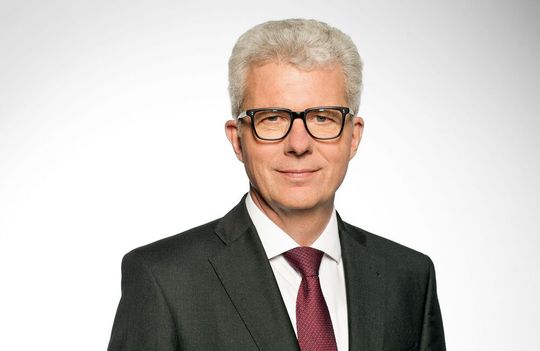 Michael Hankel, Vorstandsmitglied von ZF, erklärt: „Die Nachfrage nach unseren elektrischen Maschinen und rein elektrischen Antrieben entwickelt sich mit großer Dynamik.“ Michael Hankel, Vorstandsmitglied von ZF, erklärt: „Die Nachfrage nach unseren elektrischen Maschinen und rein elektrischen Antrieben entwickelt sich mit großer Dynamik.“