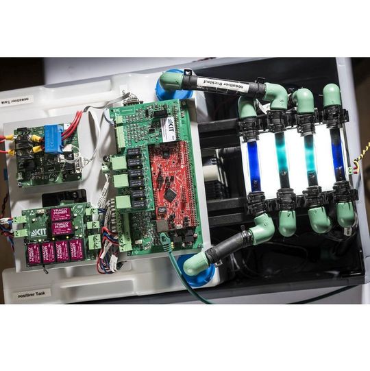 Das am KIT entwickelte Batterie-Management zum dezentralen Überwachen und Regeln von Redox-Flow-Batterien macht einen einfachen „stand alone“-Betrieb möglich. Das am KIT entwickelte Batterie-Management zum dezentralen Überwachen und Regeln von Redox-Flow-Batterien macht einen einfachen „stand alone“-Betrieb möglich.