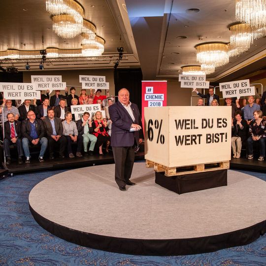 Der Hauptvorstand der IG BCE hat ein Forderungspaket für die kommenden Tarifverhandlungen in der chemischen Industrie zusammengestellt, die unter dem Motto „Weil du es wert bist!“ stehen sollen. Der Hauptvorstand der IG BCE hat ein Forderungspaket für die kommenden Tarifverhandlungen in der chemischen Industrie zusammengestellt, die unter dem Motto „Weil du es wert bist!“ stehen sollen.