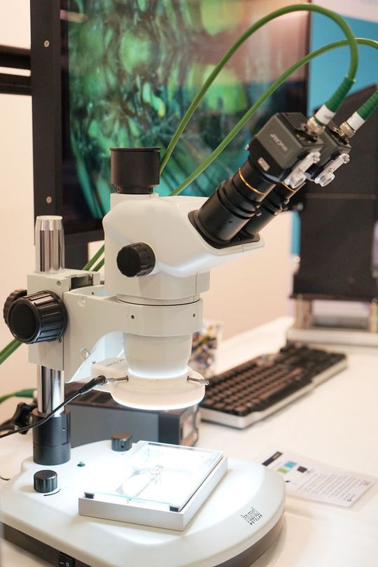 Das latenzarme 3D-Live-System besteht aus einem Kamerasystem und einem 3D-Monitor. Im Monitor findet die 3D-Bildverarbeitung statt. Das latenzarme 3D-Live-System besteht aus einem Kamerasystem und einem 3D-Monitor. Im Monitor findet die 3D-Bildverarbeitung statt.