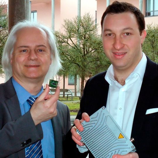 Professor Dr. Robert Bösnecker (links) und Maximilian Fenzl nehmen die Sigfox Basisstation an der Technischen Hochschule Deggendorf in Betrieb. Professor Dr. Robert Bösnecker (links) und Maximilian Fenzl nehmen die Sigfox Basisstation an der Technischen Hochschule Deggendorf in Betrieb.