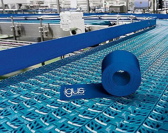 Die weiterentwickelten, hoch verschleiß- und abriebfesten Tribo-Tape-Folien von Igus sorgen etwa in der Getränkeindustrie für ein leichtes Gleiten. Die weiterentwickelten, hoch verschleiß- und abriebfesten Tribo-Tape-Folien von Igus sorgen etwa in der Getränkeindustrie für ein leichtes Gleiten.