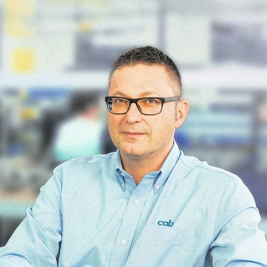 Mario Hiss, Vertriebsleiter Automatische Produktkennzeichnung bei CAB, erklärt, was ein intelligentes Kennzeichnungssystem gegenüber einem weniger ausgereiften bevorteilt. Mario Hiss, Vertriebsleiter Automatische Produktkennzeichnung bei CAB, erklärt, was ein intelligentes Kennzeichnungssystem gegenüber einem weniger ausgereiften bevorteilt.