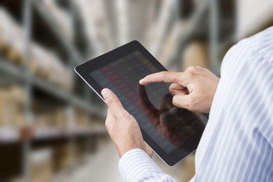 Bei der agilen Bestandsoptimierung von Ersatzteilen kollaborieren intelligente Algorithmen mit den Menschen im Planungsprozess. Dabei erfordert die künstliche Intelligenz von den Beteiligten Verständnis für Technologie und Vertrauen ins System. Bei der agilen Bestandsoptimierung von Ersatzteilen kollaborieren intelligente Algorithmen mit den Menschen im Planungsprozess. Dabei erfordert die künstliche Intelligenz von den Beteiligten Verständnis für Technologie und Vertrauen ins System.