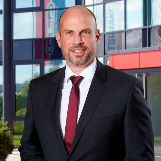 „Bei der Konstruktion des Energieführungssystems mussten wir die technisch herausfordernden Umgebungsbedingungen wie Salzwasser, Windlasten und dynamische Lasten stets im Auge behalten“, erklärt Jens Stadter, Vice President Cable Carrier Systems, Tsubaki Kabelschlepp Group.