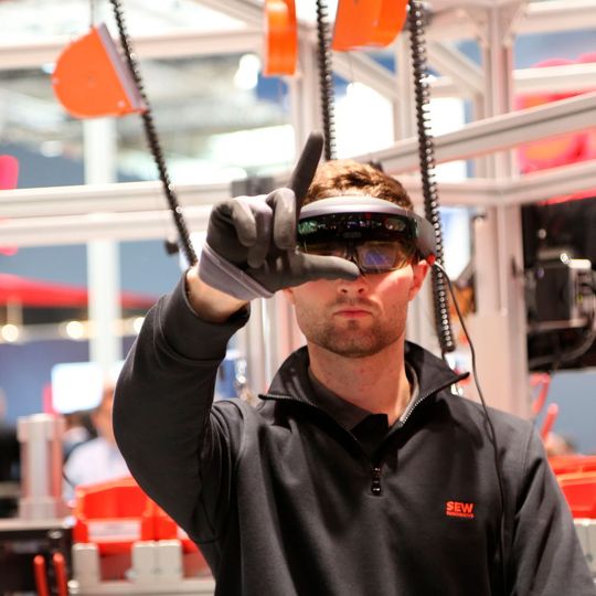 Industrie 4.0 wird real: Mit smarten Antrieben, intelligenten Logistiklösungen und vielem mehr zeigt SEW-Eurodrive, wie sich die Digitalisierung umsetzen lässt. Industrie 4.0 wird real: Mit smarten Antrieben, intelligenten Logistiklösungen und vielem mehr zeigt SEW-Eurodrive, wie sich die Digitalisierung umsetzen lässt.
