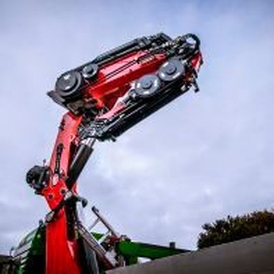 Die HMF-Großkrane (im Bild der HMF 9520) sind mit zahlreichen neuen Funktionen ausgestattet, die den Einsatzbereich erhöhen. Die HMF-Großkrane (im Bild der HMF 9520) sind mit zahlreichen neuen Funktionen ausgestattet, die den Einsatzbereich erhöhen.