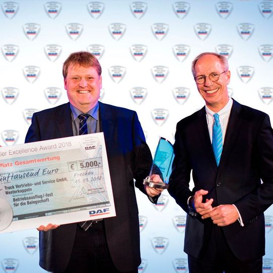 Den zweiten Platz beim Dealer Excellence Award 2018 belegt die TVS TRUCK Vertriebs- und Service GmbH. V.l.: Karsten Menke, Geschäftsführer TVS, Heino Schroeder, Geschäftsführer DAF Trucks Deutschland GmbH. Den zweiten Platz beim Dealer Excellence Award 2018 belegt die TVS TRUCK Vertriebs- und Service GmbH. V.l.: Karsten Menke, Geschäftsführer TVS, Heino Schroeder, Geschäftsführer DAF Trucks Deutschland GmbH.