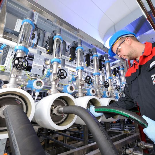 Am Produktionsstandort von Lanxess in Bitterfeld wird zur Qualitätssicherung jedes einzelne Lewabrane-Produkt in einem Elementtester überprüft Am Produktionsstandort von Lanxess in Bitterfeld wird zur Qualitätssicherung jedes einzelne Lewabrane-Produkt in einem Elementtester überprüft