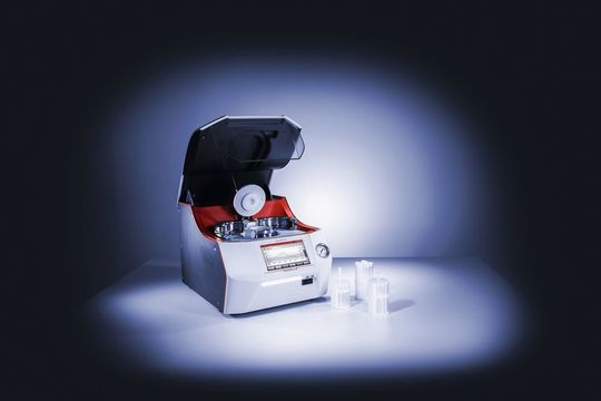 Abb.1: Das Multiwave 7000 mit der neuen Aufschlusskammer PDC (Pressurized Digestion Cavity). Abb.1: Das Multiwave 7000 mit der neuen Aufschlusskammer PDC (Pressurized Digestion Cavity).