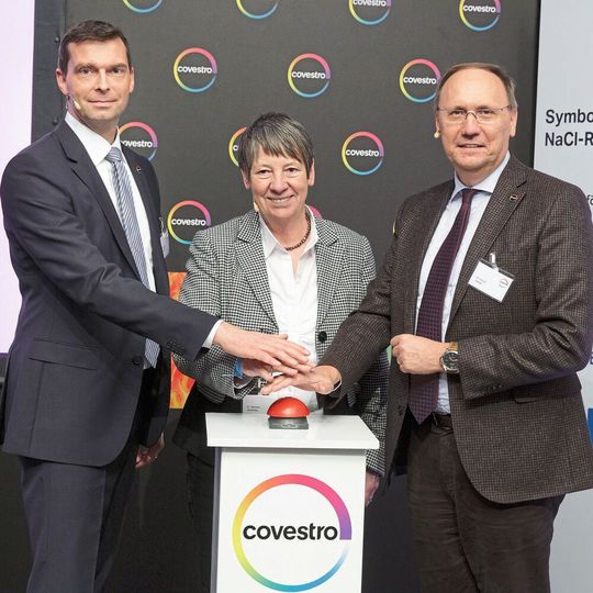 Die symbolische Inbetriebnahme der Pilotanlage erfolgte durch die damalige Bundesumweltministerin Dr. Barbara Hendricks (lMitte), Covestro-Vorstand für Innovation Dr. Markus Steilemann (li.), NRW-Standortverbundleiter Dr. Klaus Jaeger (re.). Die symbolische Inbetriebnahme der Pilotanlage erfolgte durch die damalige Bundesumweltministerin Dr. Barbara Hendricks (lMitte), Covestro-Vorstand für Innovation Dr. Markus Steilemann (li.), NRW-Standortverbundleiter Dr. Klaus Jaeger (re.).