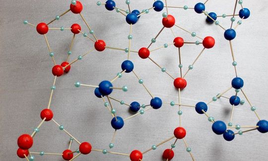 Modell von Eis VI, die großen roten und blauen Kugeln stellen Sauerstoff-Atome, die kleinen Kugeln Wasserstoff-Atome dar.