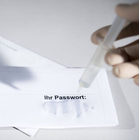 Unsichtbares Passwort: Die Information für die Verschlüsselung steckt im Molekül, zum Beispiel als Flüssigkeit auf Papier aufgetropft. Unsichtbares Passwort: Die Information für die Verschlüsselung steckt im Molekül, zum Beispiel als Flüssigkeit auf Papier aufgetropft.