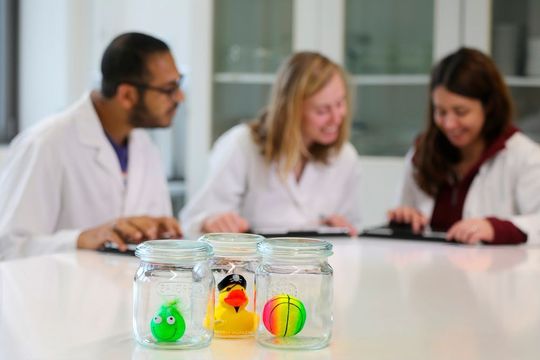 WissenschaftlerInnen des Fraunhofer IVV erforschen die Ursachen von Fehlgerüchen bei Spielzeug und Kinderprodukten. WissenschaftlerInnen des Fraunhofer IVV erforschen die Ursachen von Fehlgerüchen bei Spielzeug und Kinderprodukten.