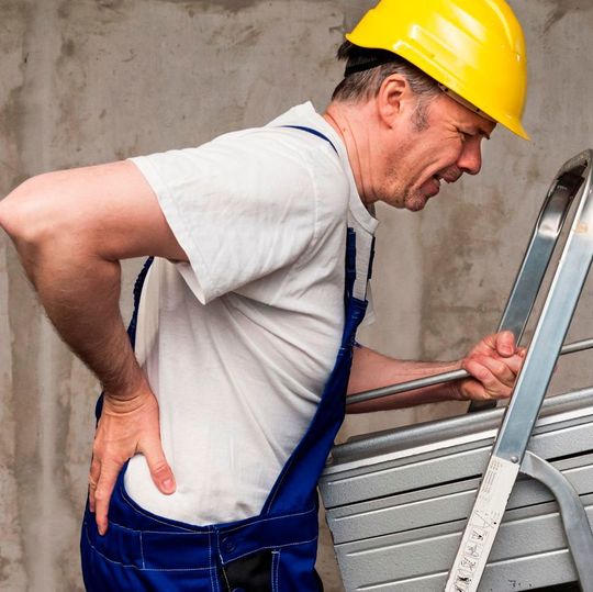 Rückenschmerzen sind häufig eine Folge der Arbeitsbelastung. Rückenschmerzen sind häufig eine Folge der Arbeitsbelastung.