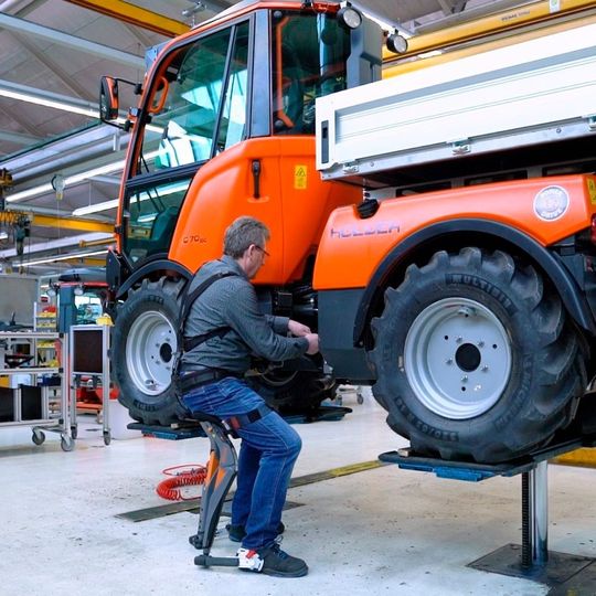Mit dem Chairless Chair lassen sich Arbeitsplätze in der Produktion ergonomischer gestalten. Dadurch trägt er dazu bei, krankheitsbedingte Ausfallzeiten zu verringern, die Produktivität zu erhöhen und Arbeitnehmer länger in der Berufsleben zu halten. Mit dem Chairless Chair lassen sich Arbeitsplätze in der Produktion ergonomischer gestalten. Dadurch trägt er dazu bei, krankheitsbedingte Ausfallzeiten zu verringern, die Produktivität zu erhöhen und Arbeitnehmer länger in der Berufsleben zu halten.