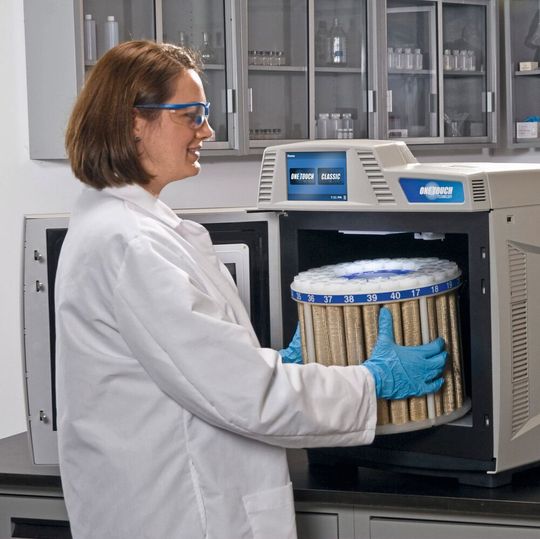 Abb. 1: Im Mars 6 können 40 Proben gleichzeitig unter Temperaturkontrolle aufgeschlossen werden. Abb. 1: Im Mars 6 können 40 Proben gleichzeitig unter Temperaturkontrolle aufgeschlossen werden.