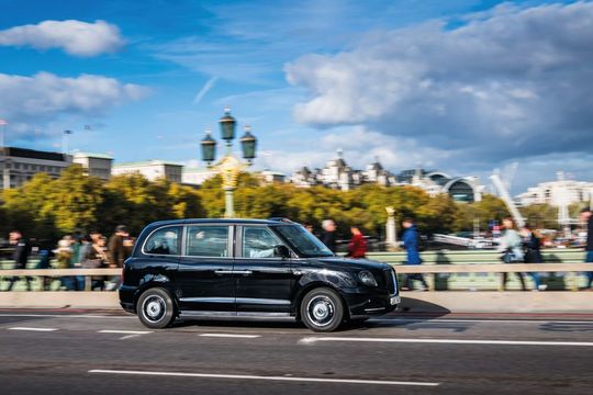 Das elektrische TX5 London Black Taxi besitzt eine vollverklebte Karosseriestruktur, die stabiler und wesentlich leichter ist als eine vergleichbare Stahlkonstruktion. Das elektrische TX5 London Black Taxi besitzt eine vollverklebte Karosseriestruktur, die stabiler und wesentlich leichter ist als eine vergleichbare Stahlkonstruktion.
