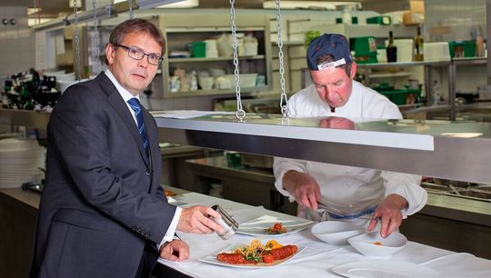 Thomas Domani (l.), Geschäftsführer der Messegastronomie, bewirtet mit seinen Mitarbeitern Messegäste, Aussteller und auch Staatsoberhäupter. Thomas Domani (l.), Geschäftsführer der Messegastronomie, bewirtet mit seinen Mitarbeitern Messegäste, Aussteller und auch Staatsoberhäupter.