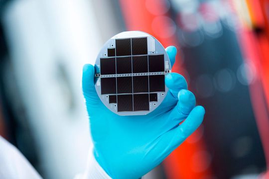 Mehrfachsolarzelle aus III-V-Halbleitern und Silizium, die 33,3 Prozent des Sonnenlichts in Strom wandelt. Mehrfachsolarzelle aus III-V-Halbleitern und Silizium, die 33,3 Prozent des Sonnenlichts in Strom wandelt.