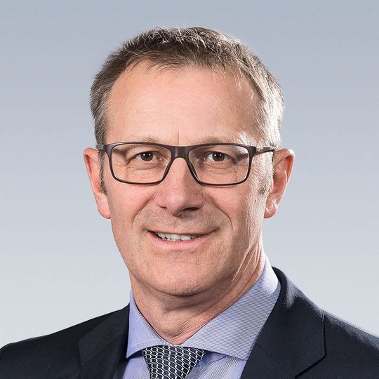 Bosch-Rexroth-Vorstandsvorsitzender Rolf Najork: „In den Marktsegmenten Automation und Industrie 4.0 sehen wir für 2018 eine stabile Entwicklung. Aber auch für die volatileren Märkte, wie beispielsweise den rohstoffpreisgetriebenen Bau- und Bergbausektor, sind wir optimistisch.“ Bosch-Rexroth-Vorstandsvorsitzender Rolf Najork: „In den Marktsegmenten Automation und Industrie 4.0 sehen wir für 2018 eine stabile Entwicklung. Aber auch für die volatileren Märkte, wie beispielsweise den rohstoffpreisgetriebenen Bau- und Bergbausektor, sind wir optimistisch.“