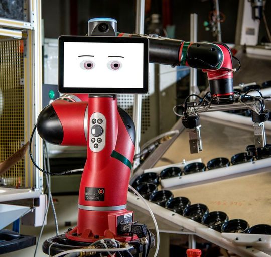 Auch in der Kunststoffteilefertigung fallen viele Arbeiten an, die für den Menschen auf Dauer eintönig oder belastend sind. Eine neue Generation maschineller Assistenten macht es möglich, monotone und nicht ergonomische Tätigkeiten flexibel und ohne großen Aufwand zu automatisieren, wie Rethink Robotics erklärt. Auch in der Kunststoffteilefertigung fallen viele Arbeiten an, die für den Menschen auf Dauer eintönig oder belastend sind. Eine neue Generation maschineller Assistenten macht es möglich, monotone und nicht ergonomische Tätigkeiten flexibel und ohne großen Aufwand zu automatisieren, wie Rethink Robotics erklärt.