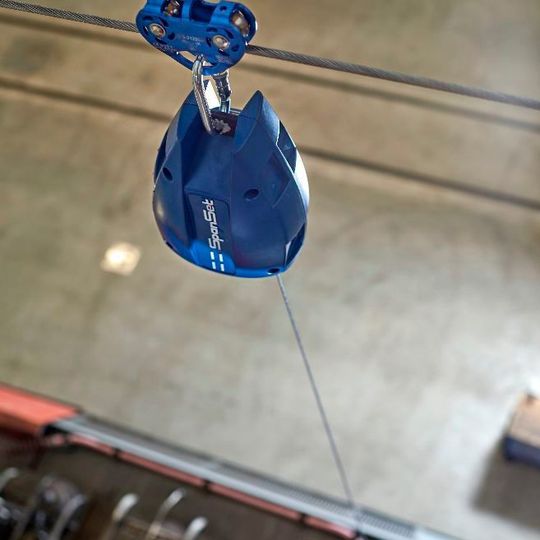 Das Horizontal-Sicherungssystem Safeline HT-8 von Spanset gewährt viel Bewegungsfreiheit. Das Horizontal-Sicherungssystem Safeline HT-8 von Spanset gewährt viel Bewegungsfreiheit.