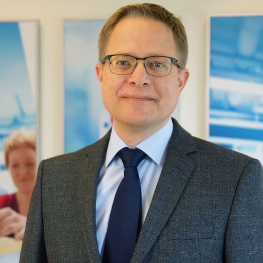 Holm Kändler ist neuer Geschäftsführer der Hellma GmbH & Co. KG Holm Kändler ist neuer Geschäftsführer der Hellma GmbH & Co. KG