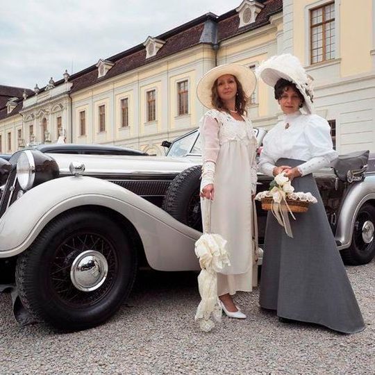 Ein Muss: Das passende Outfit zu Fahrzeug und Epoche. Ein Muss: Das passende Outfit zu Fahrzeug und Epoche.