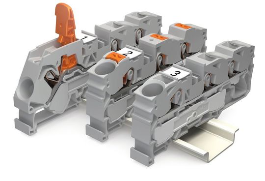 Klemmen: Bei den Reihenklemmen TOPJOB S mit Hebel erfolgt das Öffnen sowie Schließen der Klemmstelle durch den Hebel und damit einfach per Hand. Zu sehen auf der Hannover Messe 2018, Halle 11 - C72. Klemmen: Bei den Reihenklemmen TOPJOB S mit Hebel erfolgt das Öffnen sowie Schließen der Klemmstelle durch den Hebel und damit einfach per Hand. Zu sehen auf der Hannover Messe 2018, Halle 11 - C72.