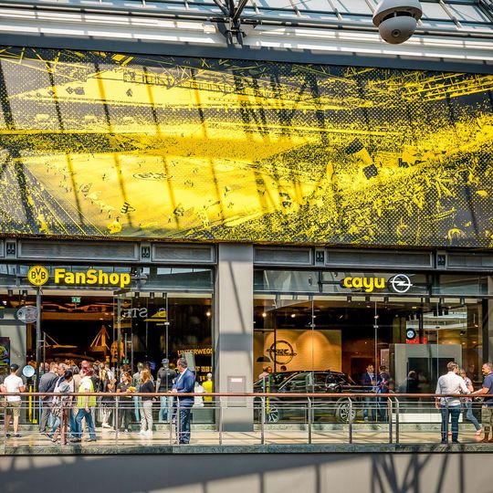 Die neue City-Store-Front in Opel- bzw. BVB-Farben in Oberhausen. Die neue City-Store-Front in Opel- bzw. BVB-Farben in Oberhausen.