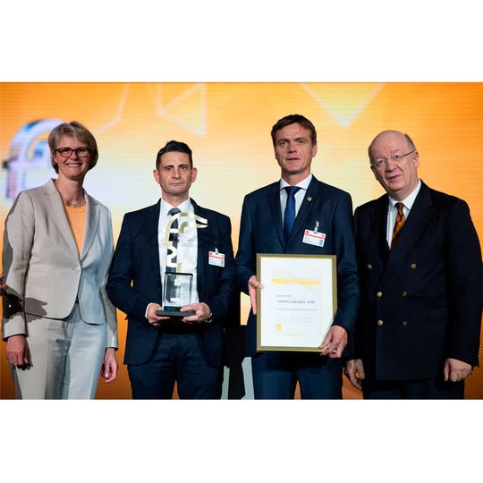 Harald Hertwick, Managing Director Endress+Hauser Wetzer (2.v.r.) und Giovanni Colucci (2.v.l.) von Endress+Hauser Messtechnik freuen sich über den Hermes Award. Anja Karliczek, Bundesministerin für Bildung und Forschung (li.) und Prof. Wolfgang Wahlster (re.), Vorsitzender der Geschäftsführung des DFKI und Vorsitzender der Hermes Award-Jury, haben den Preis überreicht. Harald Hertwick, Managing Director Endress+Hauser Wetzer (2.v.r.) und Giovanni Colucci (2.v.l.) von Endress+Hauser Messtechnik freuen sich über den Hermes Award. Anja Karliczek, Bundesministerin für Bildung und Forschung (li.) und Prof. Wolfgang Wahlster (re.), Vorsitzender der Geschäftsführung des DFKI und Vorsitzender der Hermes Award-Jury, haben den Preis überreicht.