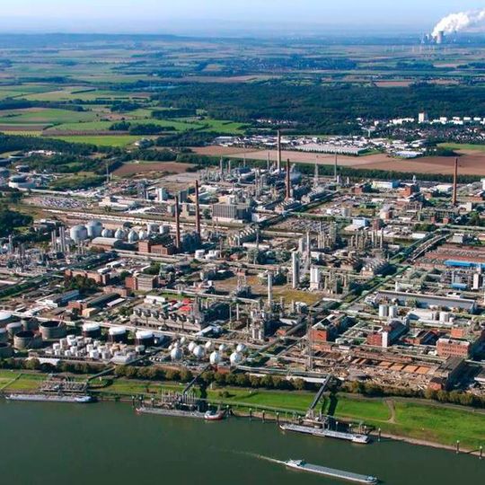 Akzo Nobel Specialty Chemicals wird in Produktionsanlagen am Ineos-Standort in Köln, Deutschland, investieren. Akzo Nobel Specialty Chemicals wird in Produktionsanlagen am Ineos-Standort in Köln, Deutschland, investieren.
