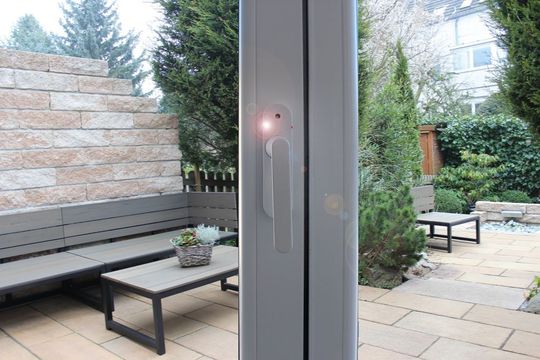Fenster sind eine mögliche Schwachstelle im Gebäude. Fenstergriffe können mit Sensorik und Funk ausgestattet sein, um Auffälligkeiten melden. Fenster sind eine mögliche Schwachstelle im Gebäude. Fenstergriffe können mit Sensorik und Funk ausgestattet sein, um Auffälligkeiten melden.