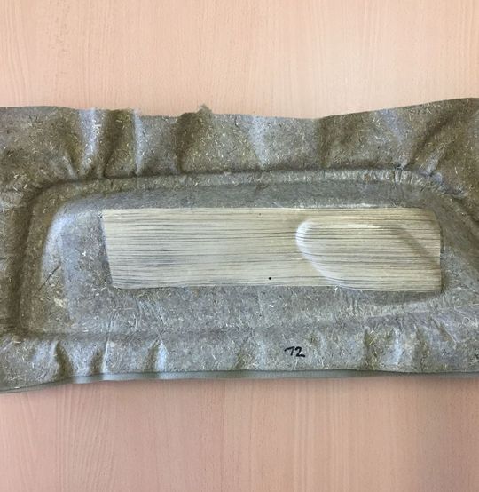 Das Ergebnis eines Forschungsprojekts ist unter anderem ein biobasierter Armlehnendemonstrator als alternatives Automobilinterieur, bestehend aus biogenem UD-Tape zur gezielten Verstärkung an Lastspitzen, einem Holzfaservlies und einem Dekorstoff, wie die Forscher des Fraunhofer-IMWS erklären. Mit dieser Konzeption könnten im Vergleich zu üblichen Werkstoffen etwa 20 % Gewicht gespart werden. Hannover Messe Halle 2, Stand B30. Das Ergebnis eines Forschungsprojekts ist unter anderem ein biobasierter Armlehnendemonstrator als alternatives Automobilinterieur, bestehend aus biogenem UD-Tape zur gezielten Verstärkung an Lastspitzen, einem Holzfaservlies und einem Dekorstoff, wie die Forscher des Fraunhofer-IMWS erklären. Mit dieser Konzeption könnten im Vergleich zu üblichen Werkstoffen etwa 20 % Gewicht gespart werden. Hannover Messe Halle 2, Stand B30.