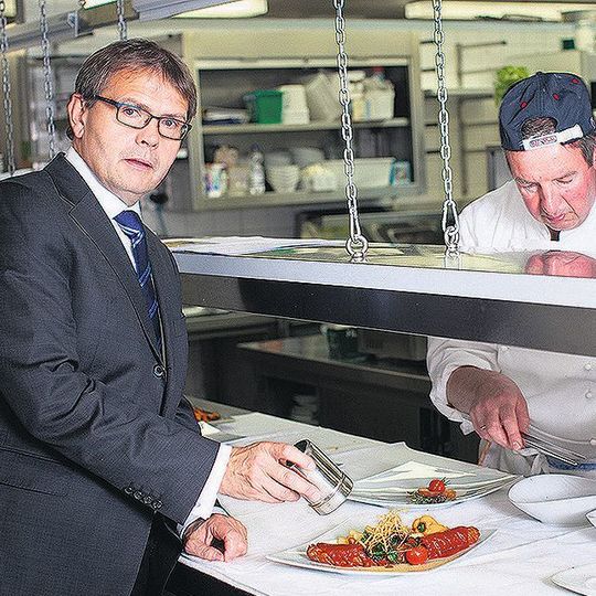 Thomas Domani (links), Geschäftsführer der Messegastronomie, bewirtet mit seinen Mitarbeitern Messegäste, Aussteller und auch Staatsoberhäupter. Thomas Domani (links), Geschäftsführer der Messegastronomie, bewirtet mit seinen Mitarbeitern Messegäste, Aussteller und auch Staatsoberhäupter.