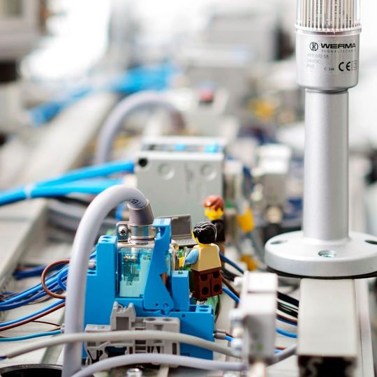 Forscher haben eine Produktionsanlage entwickelt, die sich selbst konfigurieren kann. Ziel ist eine klare softwareseitige Entkopplung von Produktionsmaschinen und Komponenten voneinander sowie von den herzustellenden Produkten. Forscher haben eine Produktionsanlage entwickelt, die sich selbst konfigurieren kann. Ziel ist eine klare softwareseitige Entkopplung von Produktionsmaschinen und Komponenten voneinander sowie von den herzustellenden Produkten.