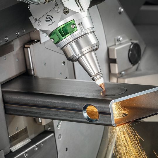 Vielseitigkeit ist ein entscheidendes Merkmal der LT7: Mit ihrem Tube-Cutter-Schneidkopf führt sie auch bei kleinen Querschnitten 3D-Schnitte aus. Vielseitigkeit ist ein entscheidendes Merkmal der LT7: Mit ihrem Tube-Cutter-Schneidkopf führt sie auch bei kleinen Querschnitten 3D-Schnitte aus.