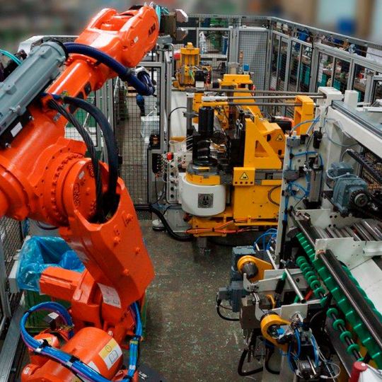 Alle CNC-gesteuerten Rohrbiegemaschinen von Schwarze-Robitec lassen sich dank intelligenter Schnittstellen zu vollautomatischen Biegezellen ausbauen. Für die Fertigung von individualisierten Produkten passt der Hersteller den Rohrbiegeprozess kundenspezifisch an. Alle CNC-gesteuerten Rohrbiegemaschinen von Schwarze-Robitec lassen sich dank intelligenter Schnittstellen zu vollautomatischen Biegezellen ausbauen. Für die Fertigung von individualisierten Produkten passt der Hersteller den Rohrbiegeprozess kundenspezifisch an.