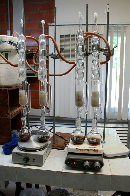 In der chemischen Verfahrenstechnik gibt es verschiedene Trennverfahren. Für Flüssigkeiten greifen Verfahrenstechniker gerne auf Destillation oder Rektifikation zurück.