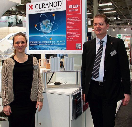 Dr. Anna Buling von der ELB-F&E und Geschäftsführer Jörg Zerrer erklären die Applikation und Vorteile der PEEK-Beschichtung mittels Zweistrahllaser auf Aluminium und Magnesium. Diese robuste Schicht hält das Hunderfache aus als übliche Schutzapplikationen. Außerdem vermidert sie die Reibung sehr, wodurch bewegte Systeme energieeffienter arbeiten, heißt es. Dr. Anna Buling von der ELB-F&E und Geschäftsführer Jörg Zerrer erklären die Applikation und Vorteile der PEEK-Beschichtung mittels Zweistrahllaser auf Aluminium und Magnesium. Diese robuste Schicht hält das Hunderfache aus als übliche Schutzapplikationen. Außerdem vermidert sie die Reibung sehr, wodurch bewegte Systeme energieeffienter arbeiten, heißt es.