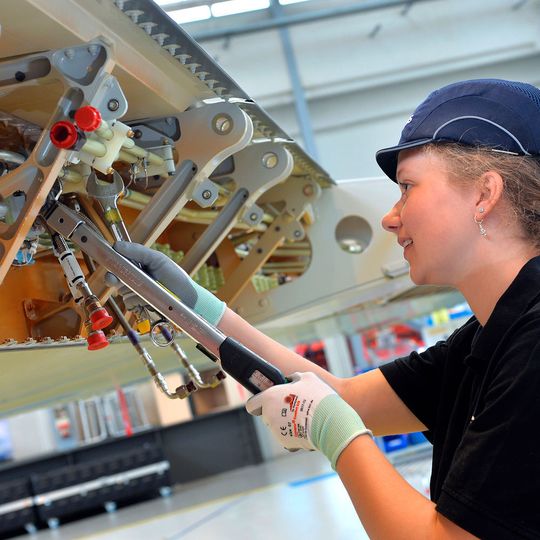 Flugzeugmontage bei Airbus: Imperial Logistics stellt sicher, dass immer das passende Werkzeug am Montageort zur Verfügung steht. Flugzeugmontage bei Airbus: Imperial Logistics stellt sicher, dass immer das passende Werkzeug am Montageort zur Verfügung steht.