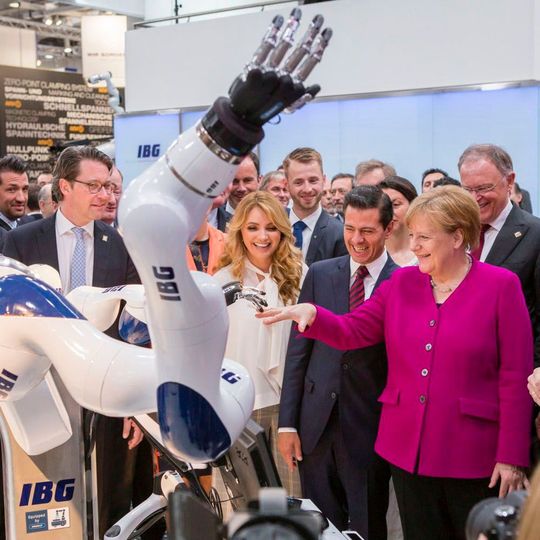 Bundeskanzlerin Angela Merkel erlebt auf der Hannover Messe die Möglichkeiten der Schunk-5-Fingerhände. Bundeskanzlerin Angela Merkel erlebt auf der Hannover Messe die Möglichkeiten der Schunk-5-Fingerhände.