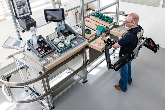 L’industrie 4.0 est gourmande en capital mais moins en main-d’œuvre, le projet d'exosquelette Robo-Mate découle de ce constat et est le fruit d'une collaboration entre plusieurs pays européens dont la Suisse. L’industrie 4.0 est gourmande en capital mais moins en main-d’œuvre, le projet d'exosquelette Robo-Mate découle de ce constat et est le fruit d'une collaboration entre plusieurs pays européens dont la Suisse.