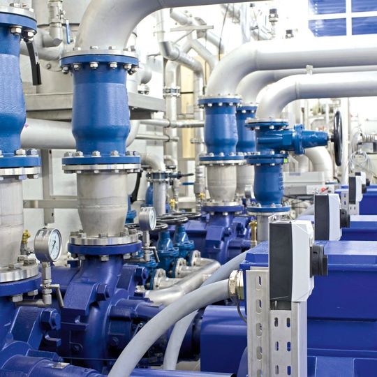 Bei der Auslegung von Pumpwerken in der Abwassertechnik zählt als oberstes Gebot, Pumpen mit ausreichender Leistung auszustatten. Nur so sind diese in der Lage, das Abwasser so verlässlich zu transportieren wie ein freies Gefälle. Bei der Auslegung von Pumpwerken in der Abwassertechnik zählt als oberstes Gebot, Pumpen mit ausreichender Leistung auszustatten. Nur so sind diese in der Lage, das Abwasser so verlässlich zu transportieren wie ein freies Gefälle.