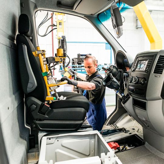 Konjunkturforscher sagen für die deutsche Wirtschaft für die nächsten zwei Jahren leicht bessere Zahlen voraus. Sie erwarten für das laufende Jahr nun 2.2 Prozent Wirtschaftswachstum und für das kommende Jahr 2.0 Prozent.