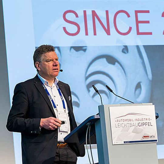 Martin Hillebrecht, Leiter des Competence Center Leichtbau, Werkstoffe und Technologien beim Entwicklungsdienstleister EDAG, führte durch die Session Produktion II. Martin Hillebrecht, Leiter des Competence Center Leichtbau, Werkstoffe und Technologien beim Entwicklungsdienstleister EDAG, führte durch die Session Produktion II.