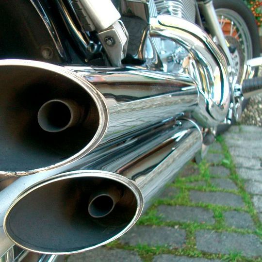Nanotol von Cenano hält das Motorrad dauerhaft sauber und glänzend –durch eine Versiegelung mit Nanopartikeln. Nanotol von Cenano hält das Motorrad dauerhaft sauber und glänzend –durch eine Versiegelung mit Nanopartikeln.