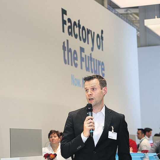 Dr. Heiner Lang, Leiter der Business Unit Automation & Electrification Solutions, Bosch Rexroth AG, Lohr: „Hier auf der Hannover Messe zeigen Bosch und Bosch Rexroth, was heute im jahr 2018 verfügbar ist, was bereits morgen Standard sein wird und welche Entwicklungen in der Zukunft zu erwarten sind.“ Dr. Heiner Lang, Leiter der Business Unit Automation & Electrification Solutions, Bosch Rexroth AG, Lohr: „Hier auf der Hannover Messe zeigen Bosch und Bosch Rexroth, was heute im jahr 2018 verfügbar ist, was bereits morgen Standard sein wird und welche Entwicklungen in der Zukunft zu erwarten sind.“