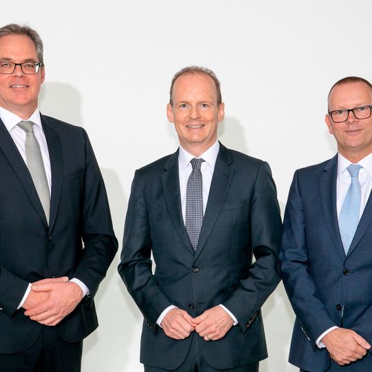 Die neue Geschäftsführung der Dekra Automobil GmbH: Wolfgang Linsenmaier (Vorsitzender, Mitte), Jann Fehlauer (links) und Guido Kutschera (rechts).